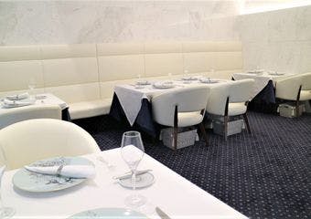 オフィス街の一角に佇む隠れ家フレンチ。店内は天然大理石が彩る高級感あふれる空間。エルメスやクリストフルの食器が、美しい料理を引き立てます。