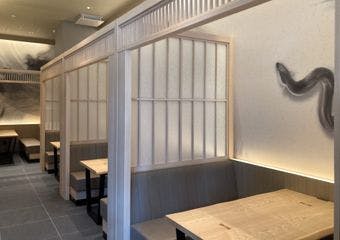 定番のひつまぶしに加え、大阪限定のうな重や限定御膳も豊富に取り揃えております。また、日本酒をはじめとしたドリンクも充実しています。