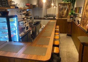 ワインが好きな店主の洗練された料理の数々を提供致します。
厳選されたお酒と共に最高のディナーの時間をお過ごしください。
