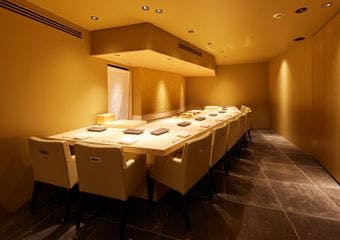 四季の恵みを堪能するおまかせ鮨。武蔵小山の隠れ家で至福のひとときを。