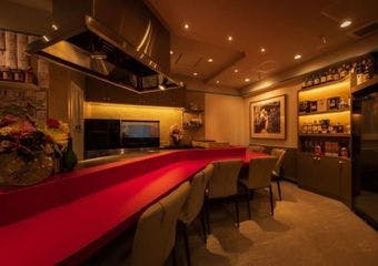 当店では技と心を尽くしたこだわりの料理をご提供しています。目の前の鉄板で焼き上げる神戸牛や伊勢海老、食べ比べなどもご用意。