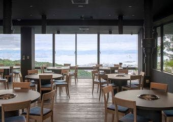 開放感ある寛井の空間にて、瀬戸内海の豊富な海の幸と六甲の自然が育む食材を使用した五感に響くお料理をお愉しみいただけます。