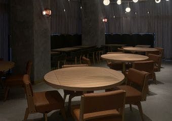 大阪駅前の気軽に使える本格ステーキビストロ。
当店イチオシの300度の石で焼きながら肉の旨味を愉しむ「ステック・フリット」をご賞味下さい。