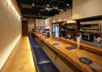 別邸では本店とはまた違った高級感のある雰囲気の店内で、最大15名様までご案内可能な完全個室やカウンターもご用意しております。