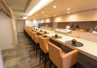 落ち着いた和みの空間には個室も完備。接待・会食、デートや記念日などにおすすめ。上質な四季折々の料理と美酒に酔いしれます。