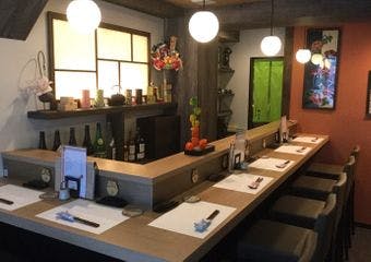 新鮮な魚介と有機野菜を使い、心と身体に優しい料理を提供する落ち着いた空間。