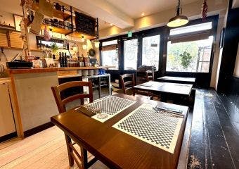 イタリア産の食材を使い、高温の薪窯で一気に焼き上げるピッツァをお楽しみください。