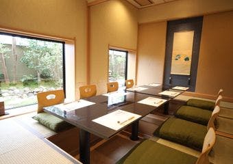 引き上げ湯葉と豆腐が紡ぐ、粋な創作懐石料理にあたたまる