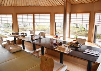 引き上げ湯葉と豆腐が紡ぐ、粋な創作懐石料理にあたたまる