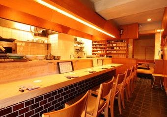 旬の食材を使った鍋や海鮮料理を楽しめるお店です。落ち着いた空間で、大切な人との特別な時間をお過ごしください。