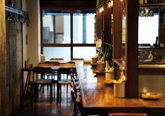 この道ひと筋のシェフが、オーセンティックなフレンチを調理。自家製の日本酒と相性良く寄り添う、新たなテイストを提案してくれます。