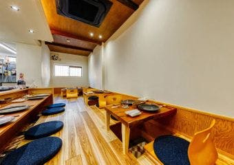 九州産の食材を活かしたお箸で食べるフレンチを、和の趣漂う掘りごたつ席でゆったりと堪能いただけます。