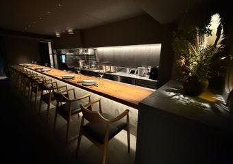 シェフによる香りや臨場感をダイレクトにお楽しみ頂けるカウンターフレンチ。