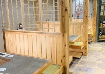 国産地鶏の炭火焼鳥と厳選した地酒・焼酎を楽しめます。素材にこだわり、大人の方に特別なひとときを提供します。