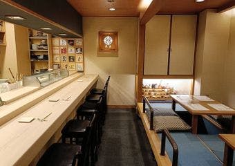 北新地の静かな一角に佇む、鮨と季節の料理を楽しめる隠れ家。旬の食材を活かしたコース仕立ての料理と、日本酒との絶妙なペアリングが魅力です。