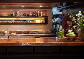 高崎駅東口から徒歩2分、ホテルココ・グラン1階にある日本料理店。夜は単品料理とコース料理をご用意しております。カウンター席もございます。
