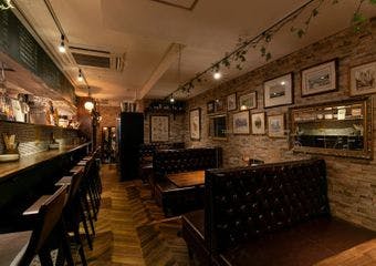 当店ではお肉博士1級＆JSA認定ソムリエ＆CPA認定チーズプロフェッショナルの資格を持つ店主により拘り抜かれた料理がお楽しみいただけます。