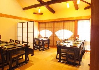 京都祇園、路地奥の隠れ家。風情を感じながら本格会席をお楽しみください