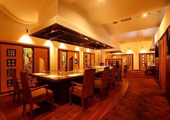 ステーキや旬のシーフードを目の前でシェフが焼き上げます。山海亭ならではの上質な柔らかいお肉をご堪能下さいませ。