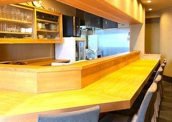 旬の食材を使用した月替わりのおまかせコースを楽しめる日本料理屋です。