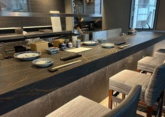 「やきとり無双」は、厳選された鶏肉を、熟練の職人が目の前で焼き上げる、至福の焼鳥を提供する専門店です。