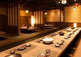 JR神田駅より徒歩1分。A5和牛と希少日本酒で至福のひとときをお過ごしください。