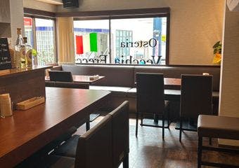 手打ちパスタをこだわりのワインと共に堪能。テーブル席完備で幅広い世代の方に