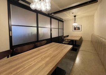 こだわりのお好み焼きとクラフトビールを楽しむリラックスした空間で、味わい深い料理と共に特別なひとときを。