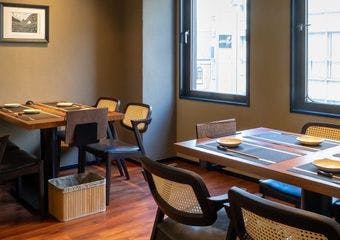 地の食材や全国各地の食材を織り交ぜた和食と、どこか馴染みのある癒しの空間をご提供致します。