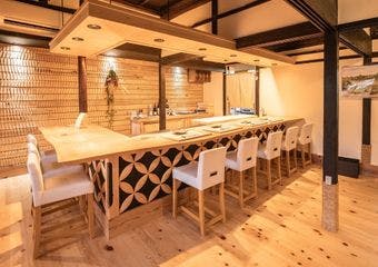 伝統的な本格江戸前寿司を愉しめる鮨いぶき。敷地内の名木いぶきに由来する古民家風の隠れ家鮨屋です。