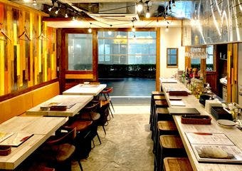 【SPAIN Kitchen OCHO】では、名物のラムチョップや自家製パエリアなど、本格スペイン料理を存分に堪能できます。