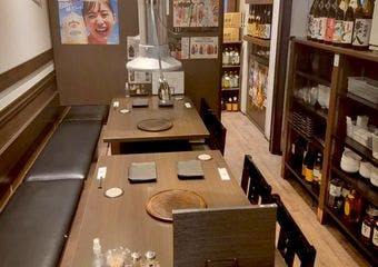 月島の隠れ家的焼肉店、兎月。厳選素材の牛タンやホルモン、豊富なドリンクで極上の焼肉体験をお楽しみください。