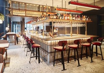 パティシエ自慢のスパティシエ自慢のスイーツやアフタヌーンティー、そしてオリジナルのカクテルなど、心地よい時間とともにご堪能ください。