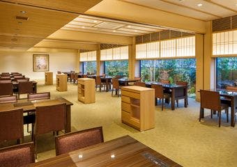 引き上げ湯葉と豆腐が紡ぐ、粋な創作懐石料理にあたたまる