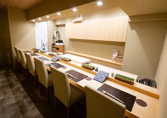 上質な鮨と地酒を堪能する大人の隠れ家