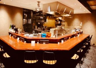 朝引きの地鶏を使った焼き鳥が自慢。希少な紀州備長炭で、職人が一本一本丁寧に焼き上げます。