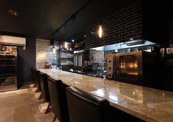 見た目も美しいデザートをカウンター席で楽しめる特別なデセールコースをご堪能！