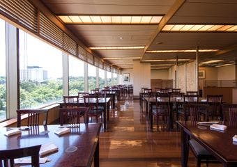 新鮮な旬の食材を贅沢に使用したお料理
彩り豊かな盛り付けと、厳選された素材をお楽しみください。
四季折々の味覚を存分にご堪能いただけます。