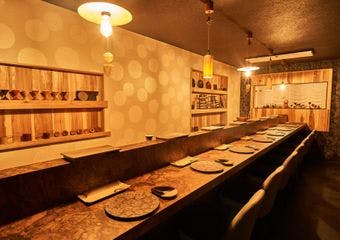 世界各地で経験を重ねた店主が手掛ける料理の数々
店主自らが木工ろくろで制作したオリジナルの木製食器を使用