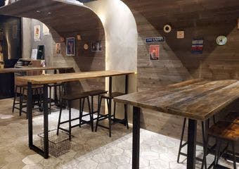 併設ワインショップからワインを小売価格で持ち込んで楽しめる店