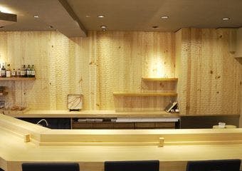 王子公園に佇む「鮓 才」では、店主が全国各地から厳選した、極上の食材を使用した鮨をご堪能いただけます。