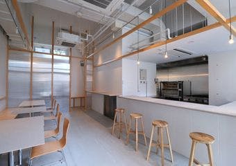 神楽坂の洗練された空間で、シェフ柴田正幸が手がける旬の素材を使った本格イタリアンとピザをお愉しみください。。