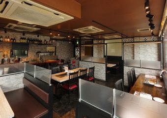 古都の風と肉の旨味、二の鳥居を臨む鎌倉焼肉の特等席。卸直送の国産黒毛和牛を職人手切でご提供。名物ハラミやお得ランチは必食。全席無煙。