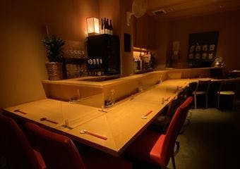 最高級A5ランクの和牛を使用した炭火焼肉や小皿料理を提供し、約20種類のボトルワインと共に楽しめます。