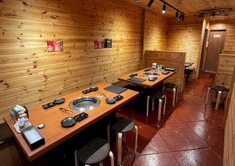 名物の塩ホルモンに和牛の霜降りカルビ、希少部位の牛タン元をお楽しみください。