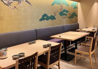 霜降り和牛や神戸牛をしゃぶしゃぶやすき焼きで贅沢に味わう。