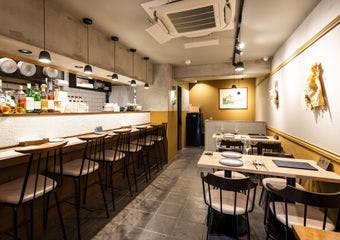 洗練された落ち着いた空間で、厳選ワインと美味しい料理を堪能