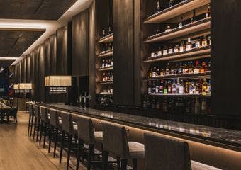 福岡の街を一望できる最上階の空間で、九州の食の魅力を楽しめるレストラン