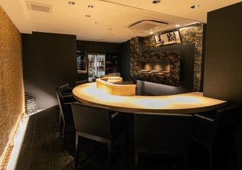 カウンターのみの隠れ家のような空間で、馬肉料理をご用意しております。関西発祥の絶品ハリハリ鍋をお楽しみ下さい。