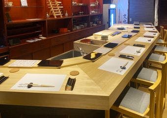静謐な空間で楽しむ、匠の鮨と特別なひととき